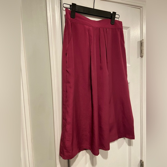 Harper & Gray Size S Silky Pleated Front Elastic Waist Burgundy Zip Midi Skirt - Picture 3 of 12